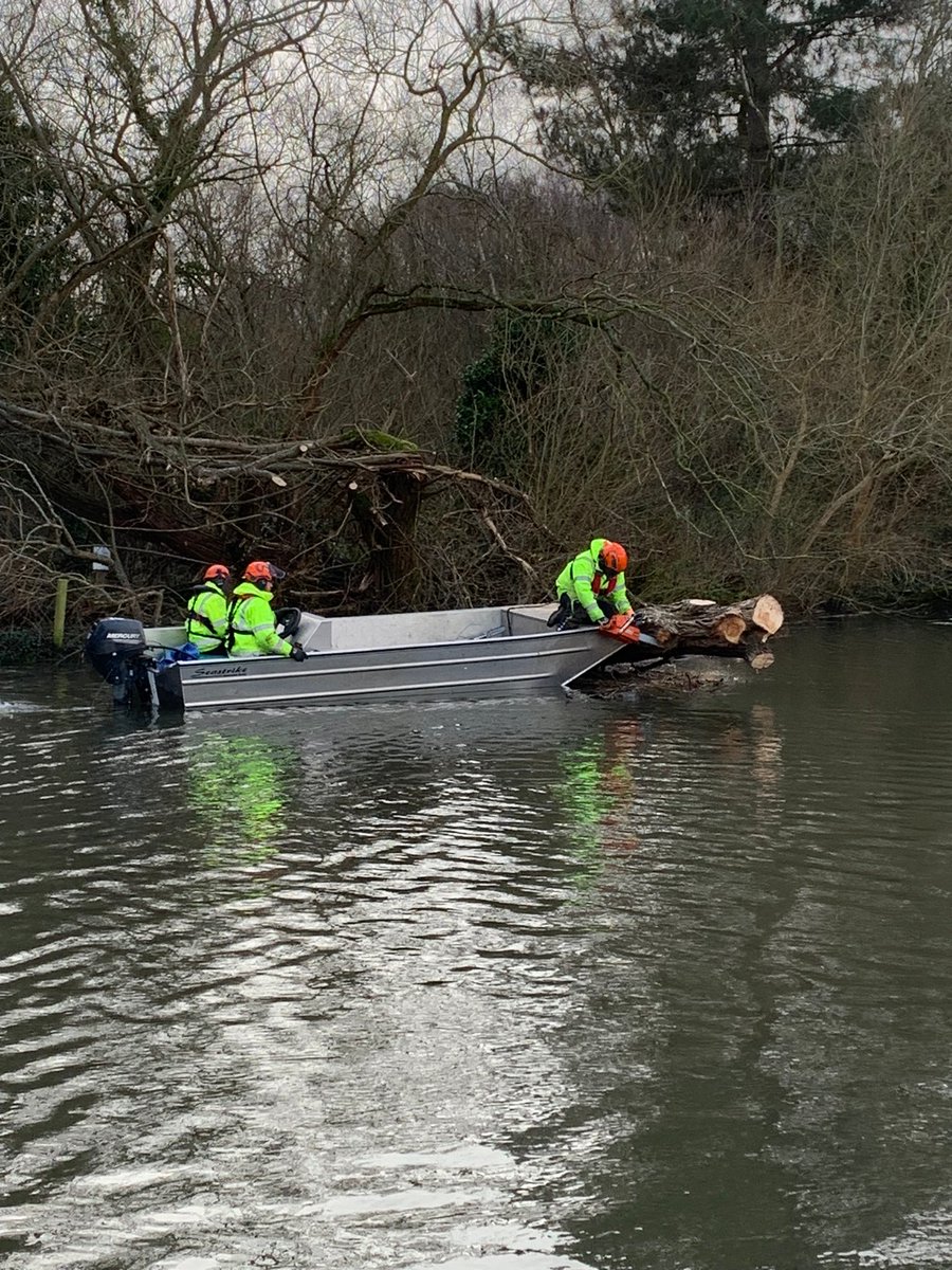 DeTom48's tweet photo. Look carefully at the teams safety helmets #TeamEA use forestry helmets with built in walkie talkies allowing the #Chainsaw operator to give instructions to #BoatOperator making this task safe 

⁦@EnvAgencySE⁩ https://t.co/eN6VBOL9t0