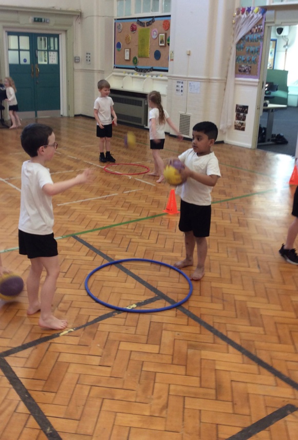 mr_robinson10's tweet photo. Continuing on with the learning themes of throw, prepare &amp; catch 
@_beyondphysical 
Our KS1 children focused on their hand-eye coordination 

 We played the activation game ‘Hulk smash’ practicing  our catching using a range of objects in a variety of different ways 👌🏻@HaxbyRoad https://t.co/e9dyMQDIPz