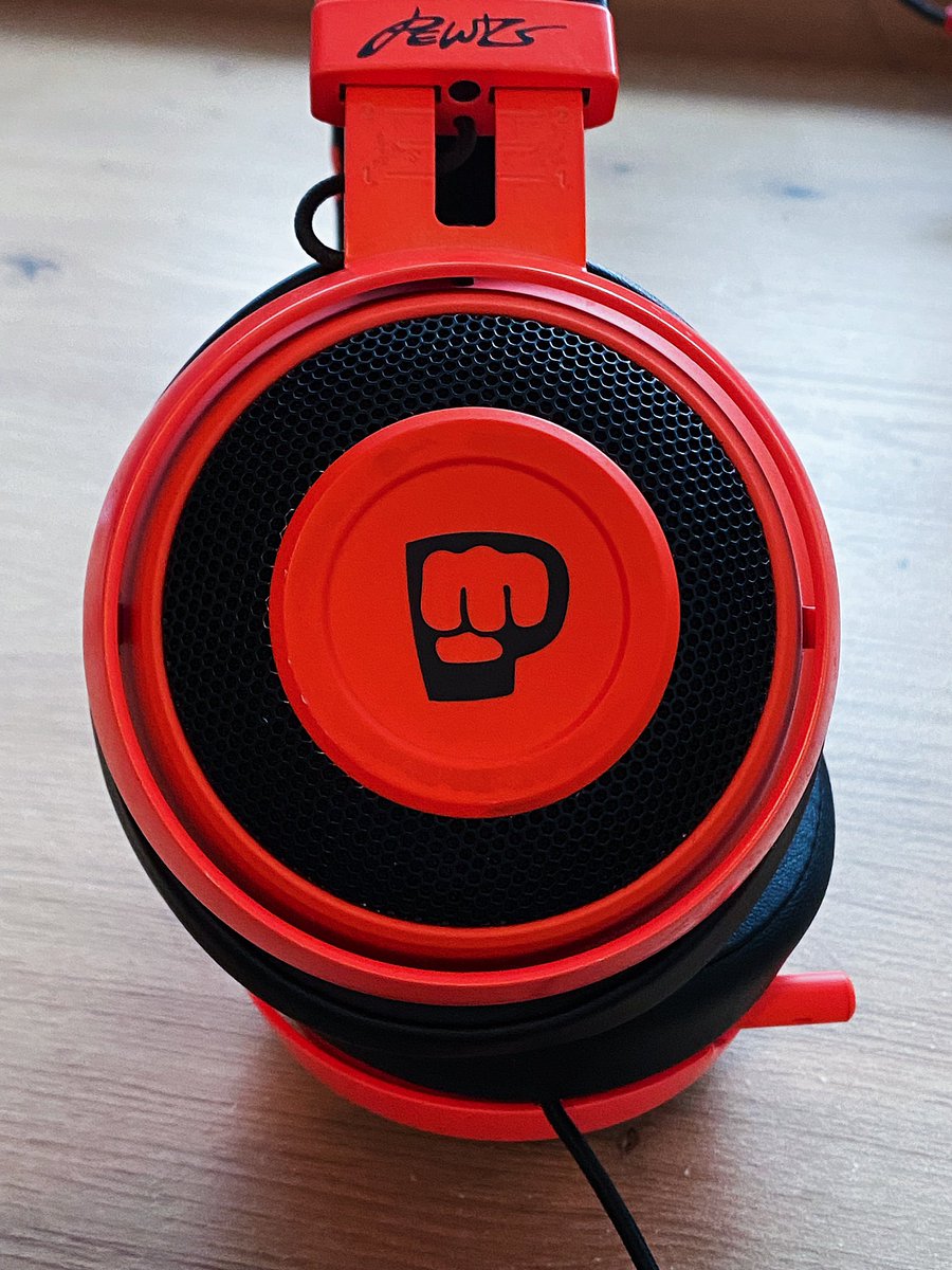 Radaxsly's tweet image. Got this 2nd hand for only CHF16 🙌🏻 will always be #BroArmy 🫡 @Razer @Pewdiepie