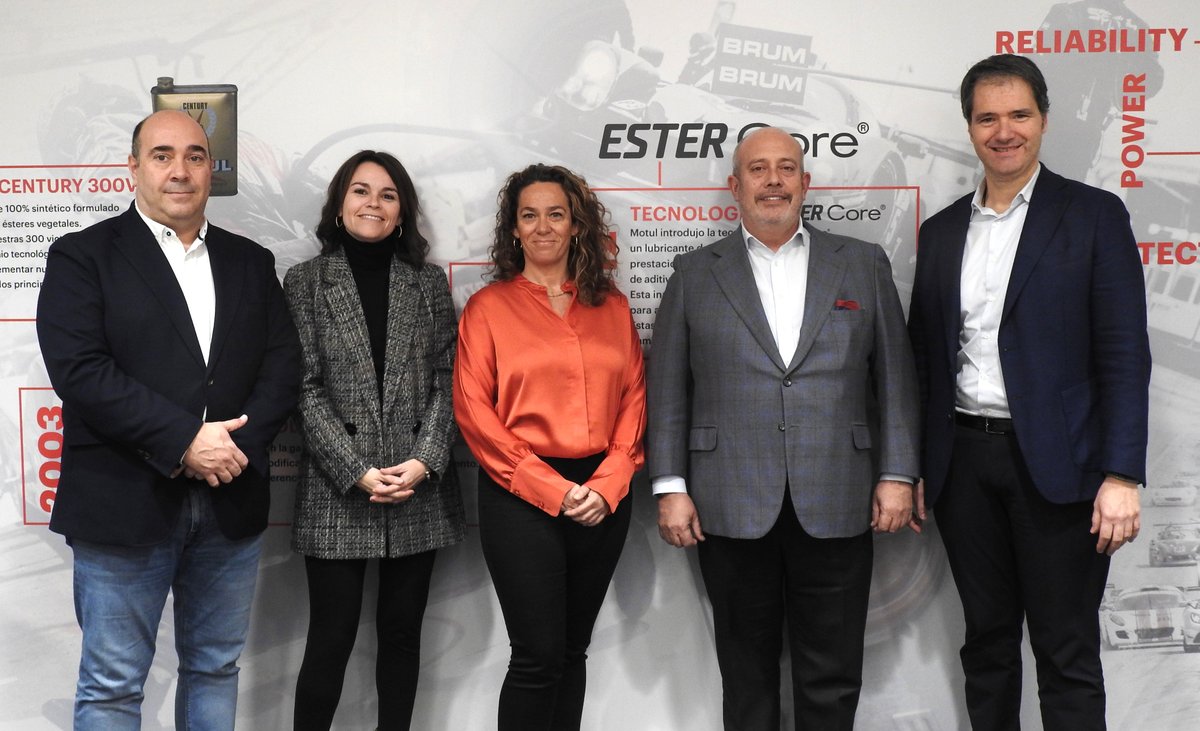 #Suzuki y #Motul, una exitosa asociación que se prolonga tres años más 🤝.
<a href="/JuanLopezFrade/">Juan López Frade</a>, Presidente de Suzuki Ibérica, y Mikel Sampedro, Director General de Motul Ibérica, han firmado hoy el acuerdo para seguir suministrando los productos <a href="/motul/">Motul</a> a nuestros concesionarios 💪.