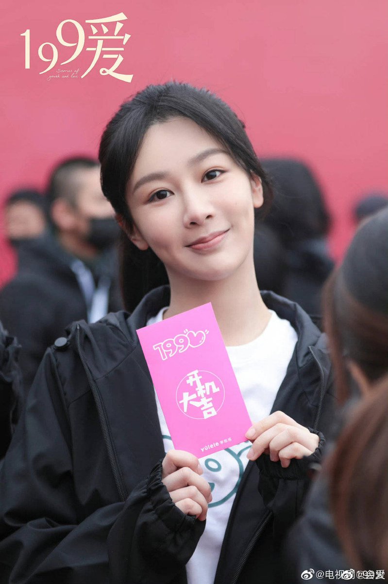 cnet_melons's tweet photo. Yang Zi invited the crew of "199 Love" to eat hamburgers🍔, she is really a beautiful and kind lady~ https://t.co/LJBDlX1NNf
