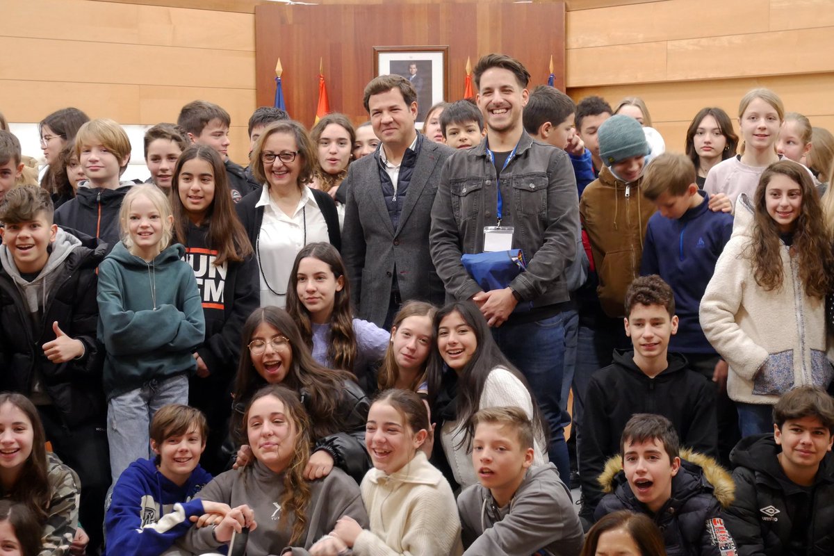 Esta mañana el alcalde de #LasRozas, <a href="/jdelauz/">José de la Uz</a>, ha recibido en el Salón de Plenos a los alumnos que participan en el intercambio de inmersión del <a href="/IES_CarmenConde/">IES Carmen Conde</a> con el centro Elisabethen Schule de Frankfurt. Bienvenidos!!