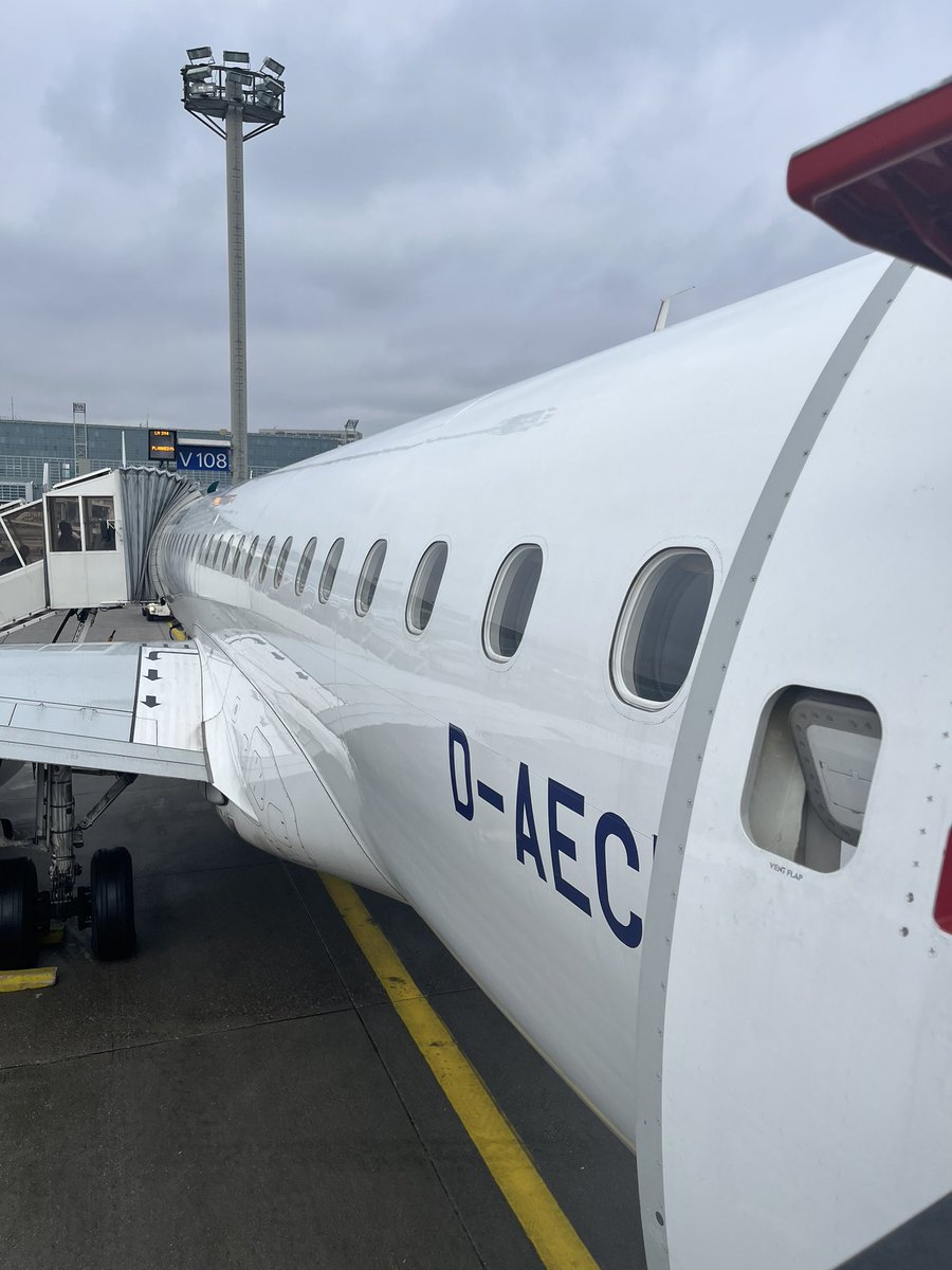 vedducation's tweet photo. Die wilde Fortbildungsfahrt 2023 kann beginnen. Los geht es gleich international. Ich freu mich auf meine Premiere #schuleimwandel in Luxemburg. Handgepäck war fast zu schwer mit all den Inspirationen aus dem #twitterlehrerzimmer https://t.co/QSE4bYONcu