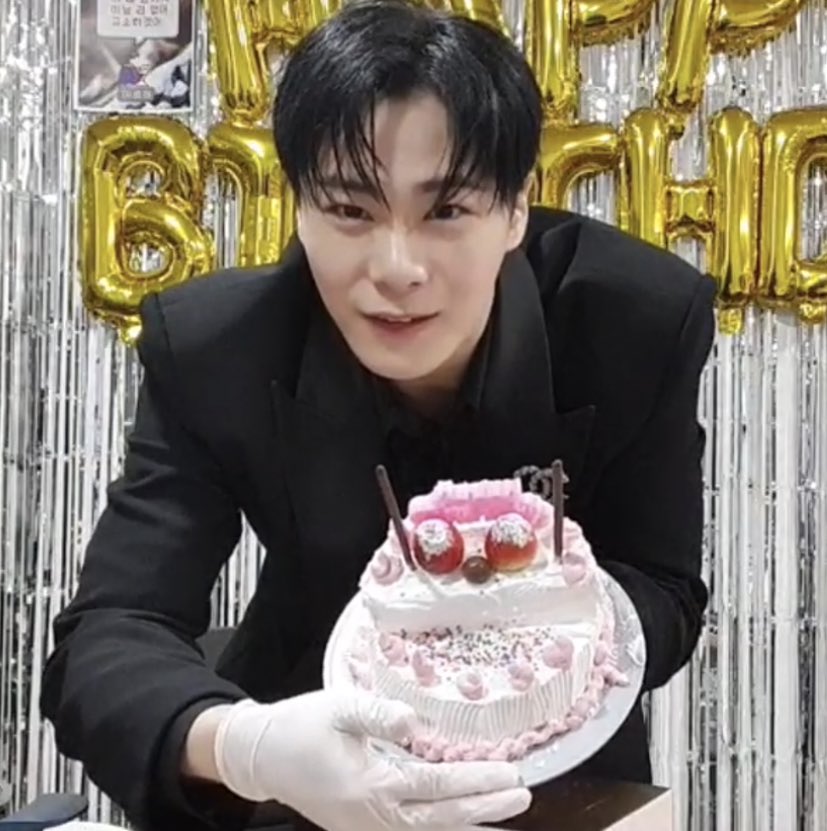 mzylvs_2's tweet photo. 빈이 생일 축하해~!!!!🥳🎂
#문빈 #MOONBIN
#영원히빛나는달_문빈_생일축하해

 https://t.co/IdkKRw6ddo