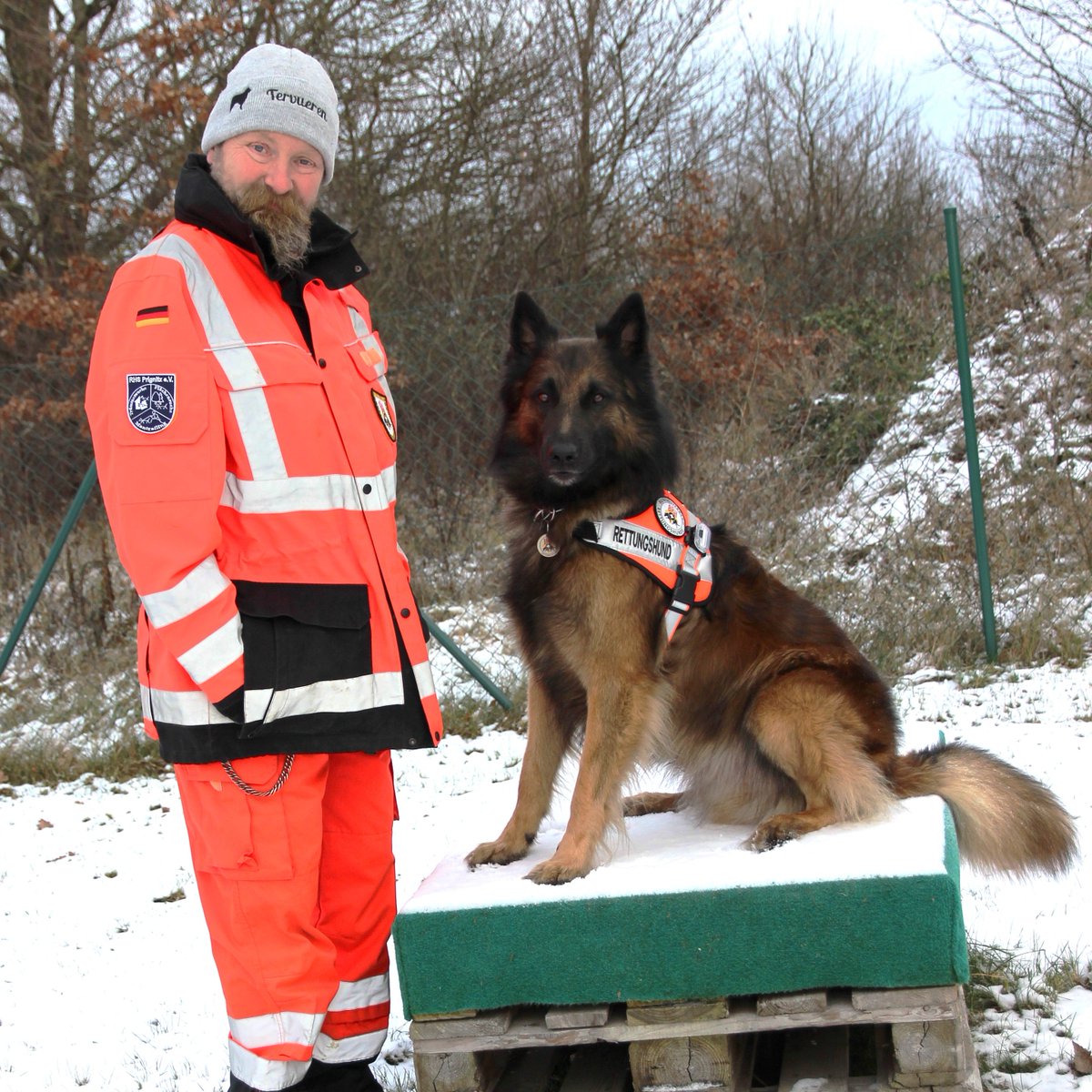 irodogs's tweet photo. This is Asgard 🐕🦺 with his handler Raimund ⛑. His super nose saved the life of a man suffering from dementia: https://t.co/md8F5iOxx0
📷BRH
#IRODogs #SearchandRescue #MissionReady #RescueMissions #AreaSearch #Heroes https://t.co/RY4fEE6xGx