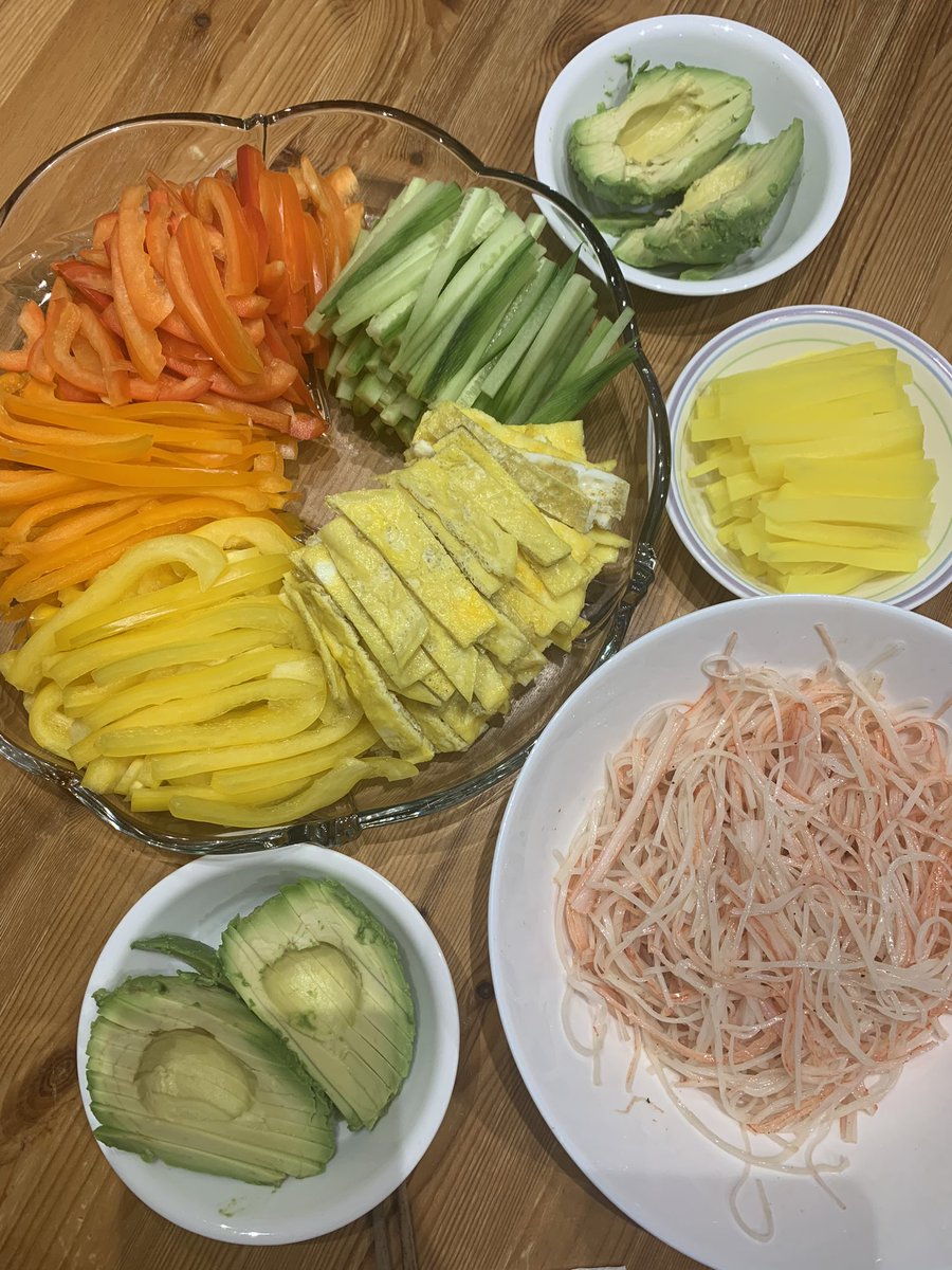 yevliii's tweet photo. What did Yev have these past 2 days? Hmm hehe ππ₯° Maki rolls and salmon with salad~ #allmine #nosharingallowed https://t.co/4EhR8a39tt