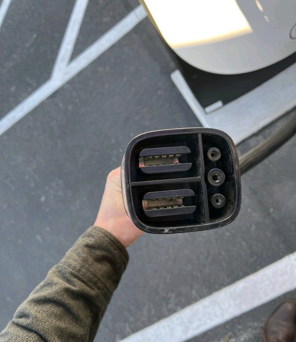 Berkan_Bayram's tweet image. Tesla elektrikli kamyonu Semi, şarjı nasıl olacak? 
Supercharger değil tabi ki. Onun adı artık MegaCharger ⚡️⚡️⚡️ 
750kW güçlerden bahsediyoruz #TeslaSemi @Tesla
