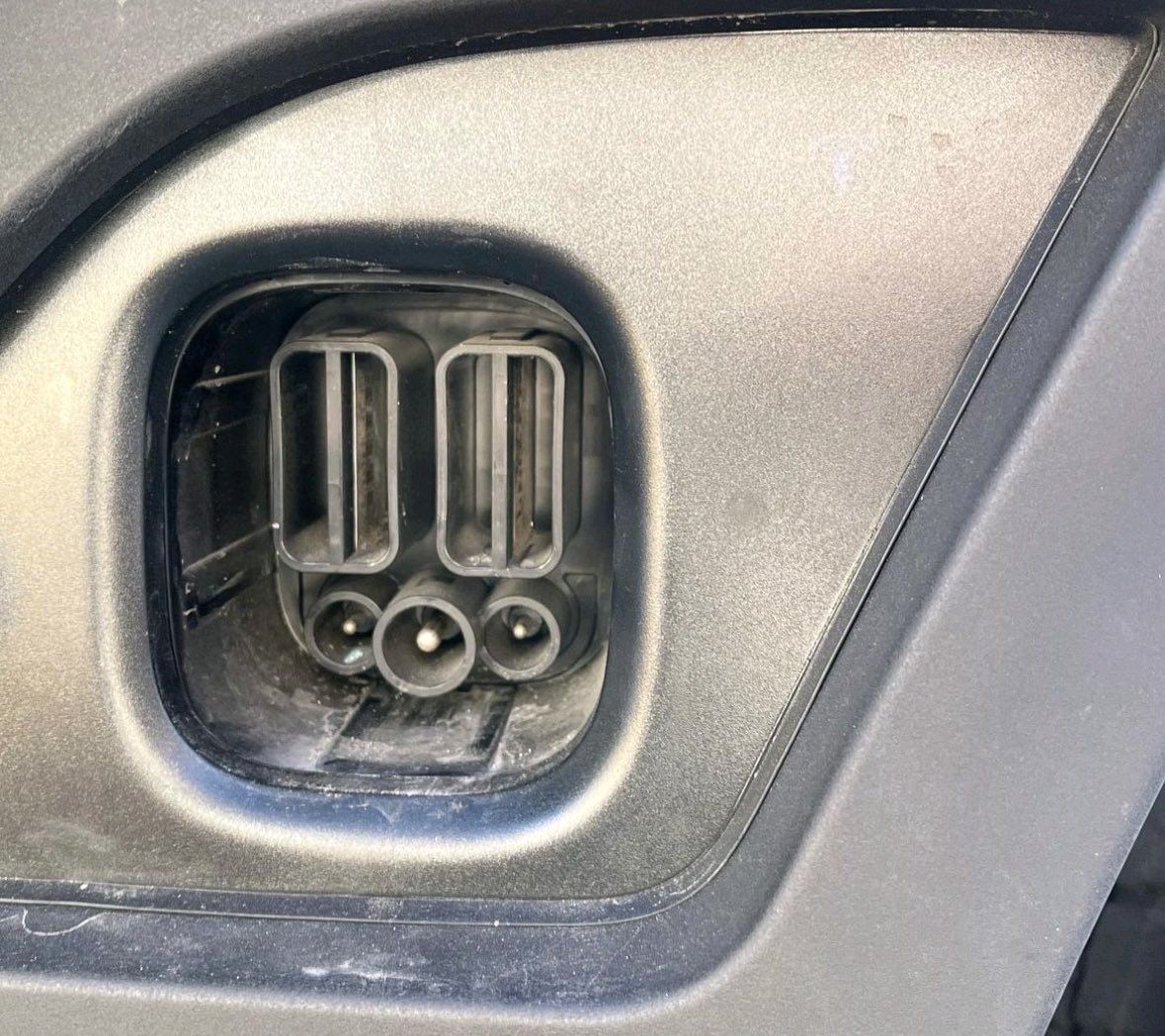 Berkan_Bayram's tweet image. Tesla elektrikli kamyonu Semi, şarjı nasıl olacak? 
Supercharger değil tabi ki. Onun adı artık MegaCharger ⚡️⚡️⚡️ 
750kW güçlerden bahsediyoruz #TeslaSemi @Tesla