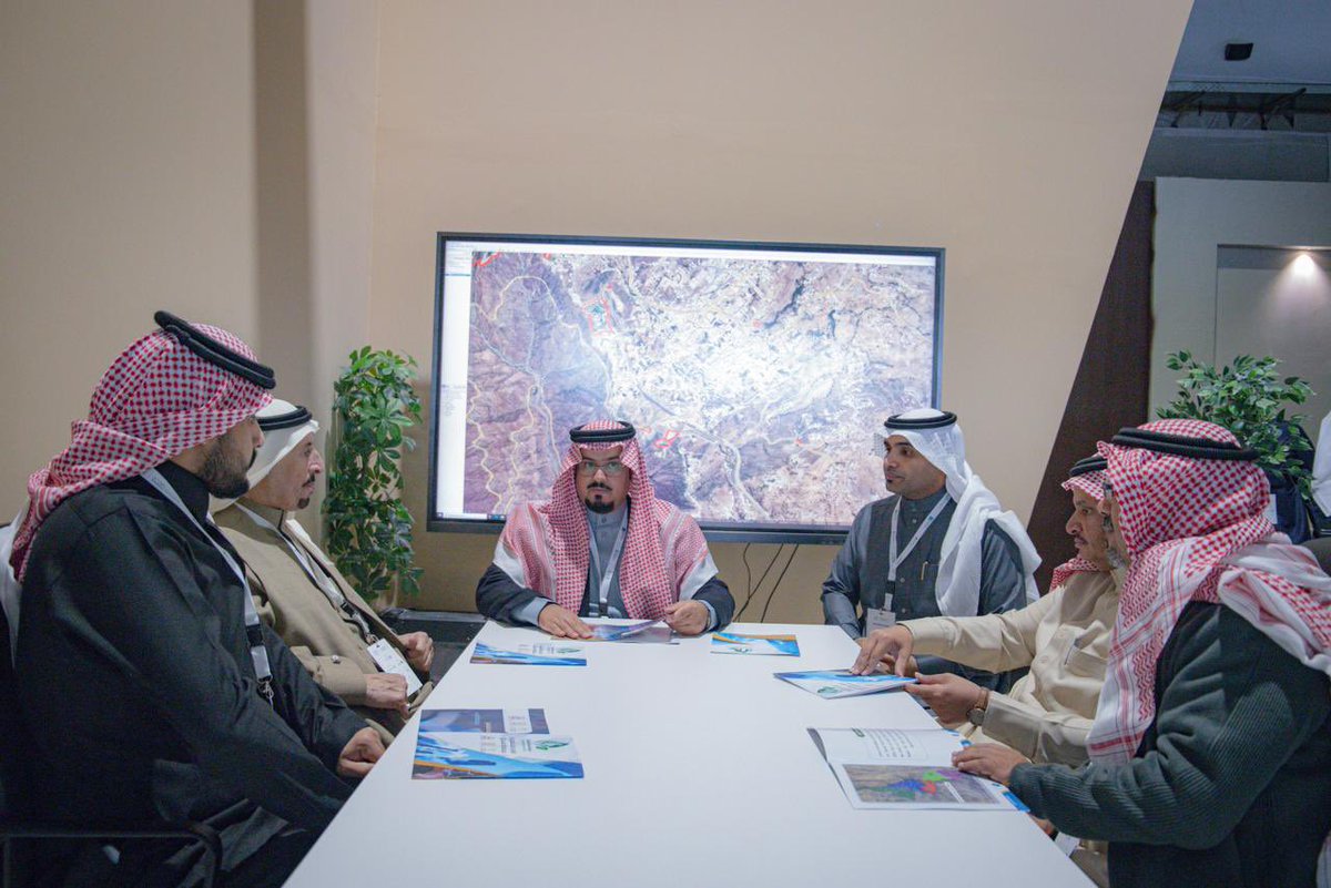 shababalbaha's tweet photo. تمثيلاً لشّباب الباحة الطموح وسعياً في تحقيق مستهدفات الرؤية الحالمة؛يشارك رئيس #مجلس_شباب_الباحة بملتقى الاستثمار البلدي في ورشة عمل حول دور أمانة المنطقة في دعم رواد الاعمال وخلق بيئة جاذبة تهدف إلى جعلها نموذجاً منافساً في القطاع الاستثماري على مستوى المملكة
#فرص_تصنع_المستقبل https://t.co/xs2X63skcV