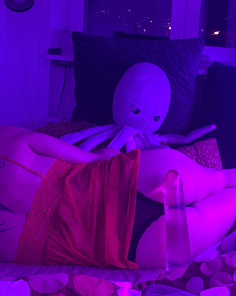 Reese6669's tweet photo. #HappyBirthday to me 🤩 as always #horny #slut #stoner #slyna https://t.co/Wt3w2Z4l0e