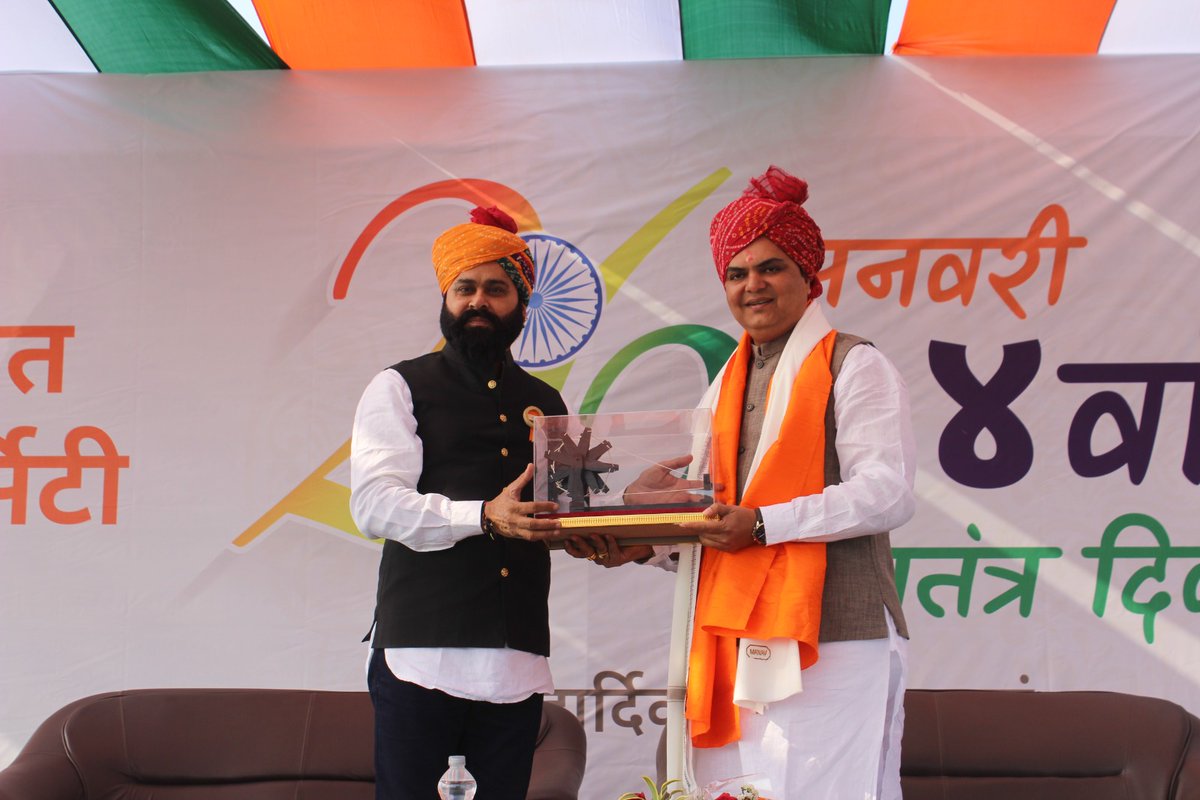 sgsuofficial's tweet photo. ७४ वे गणतंत्र दिवस का भव्य आयोजन @sgsuofficial के नवनिर्मित संकुल में पहेली बार किया गया।
कार्यक्रम के मुख्य अतिथि सावली तालुका के माननीय विधायक श्री @KetanInamdarMla जी ने ध्वजारोहण किया।
(1/6)
#74thRepublicDay #गणतंत्रदिवस
#SGSU https://t.co/xOIYBS7W79