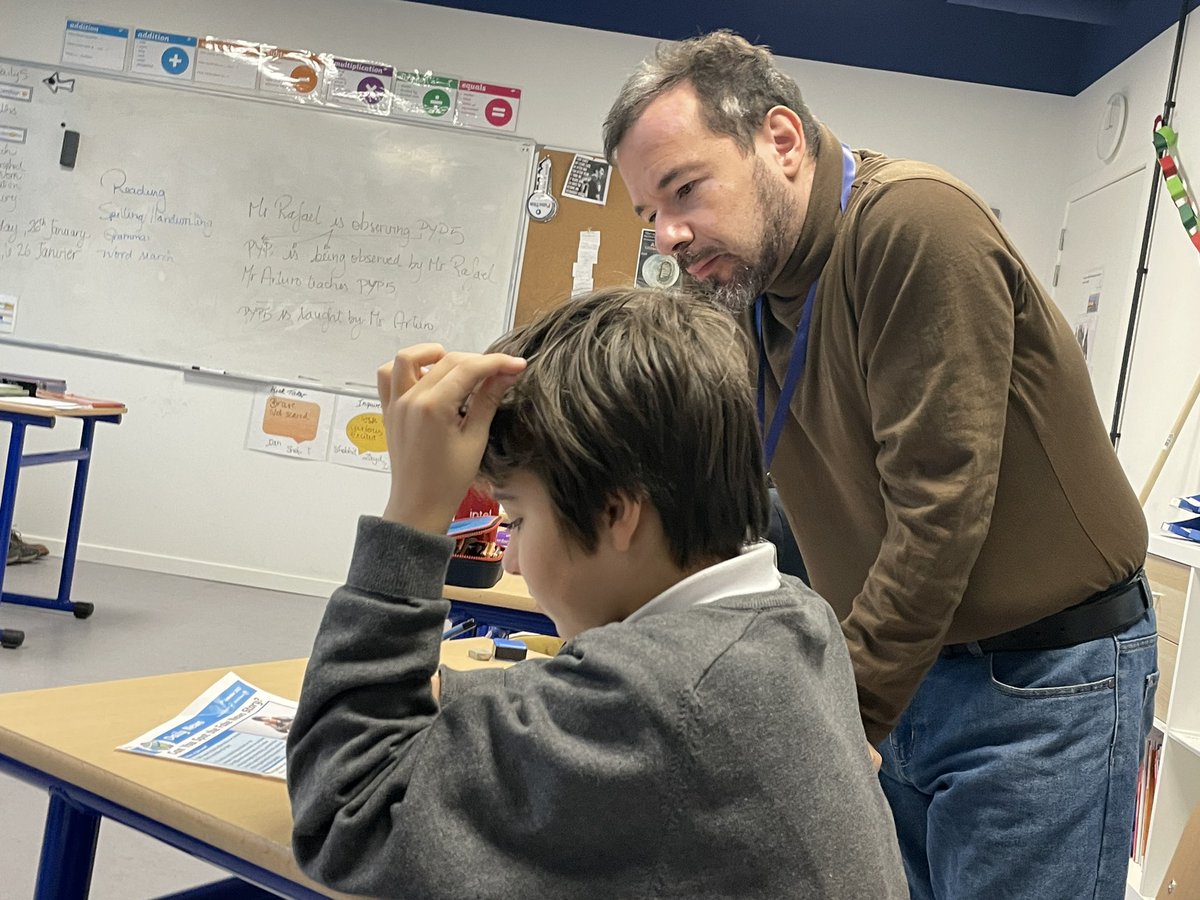 BogaertsSchool's tweet photo. At our North Campus, Mr Arturo and his PY5 class inquire into media, fake news and go further by explaining how to identify this type of news. #BISNorthCampus #BISNorthValues #Literacy #fakenews #researchskills https://t.co/YBRYjhkJYw
