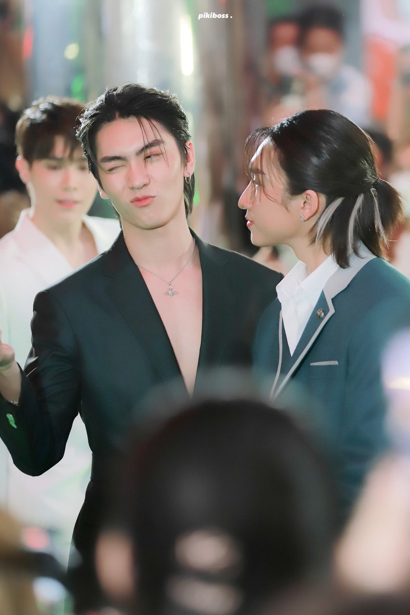 AkrgFullMoon's tweet photo. #iQIYIVIPThankYouFest 
🌐https://t.co/kBFpIGURio
Tres momentos grandes en la #AlfombraVerde💚 #MeMindY
#BeOnCloud y #Coheart 
Puedes verlo por YT. https://t.co/gO0D3dxGGh