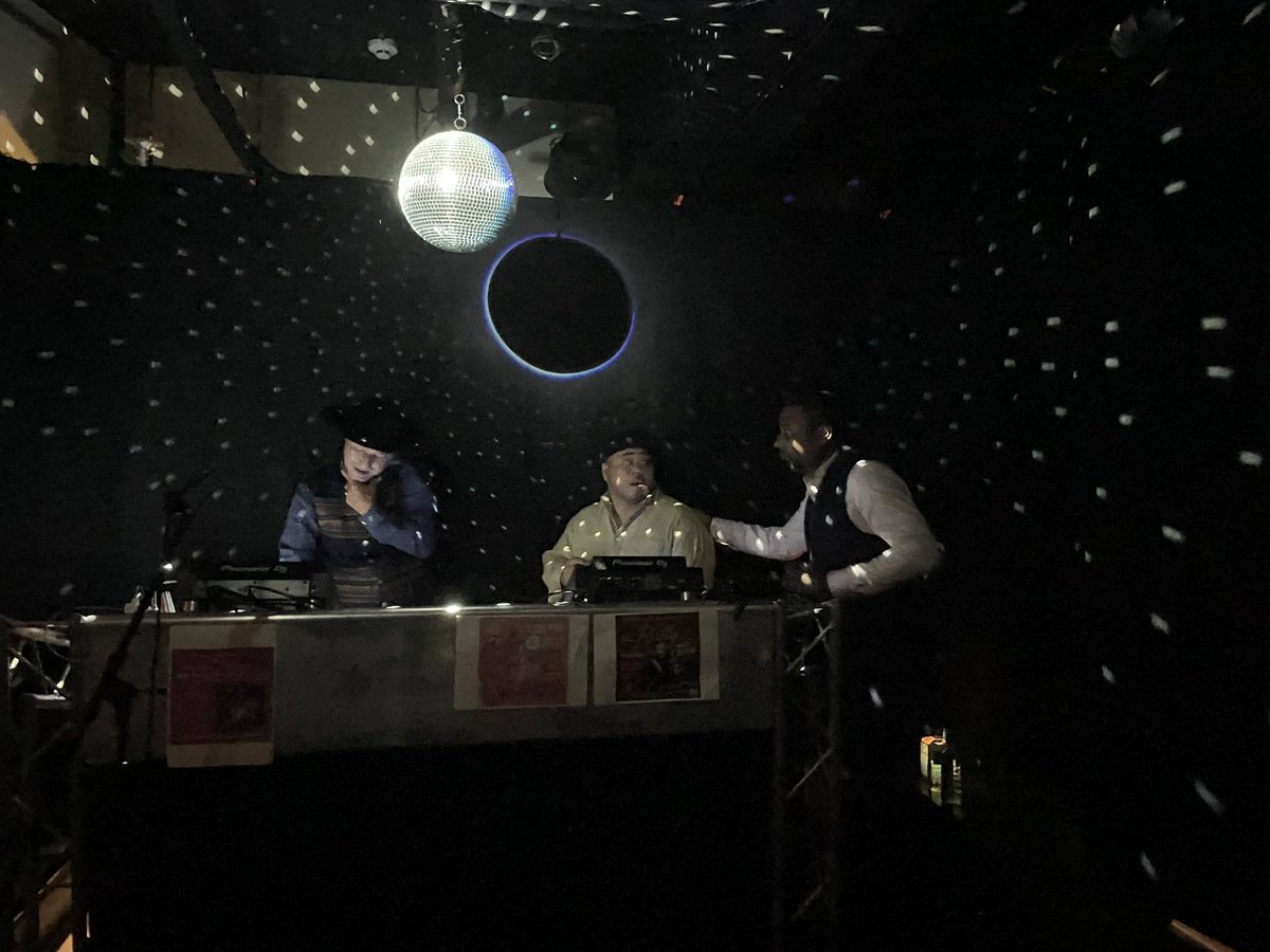 YuuMasterrr's tweet image. #BittyMcLean #YardBeat Forward Japan Tour 2023 沖縄

Bitty McLeanのSHOWは最高！
音源そのままの歌声も驚いたし、最初と最後に深く頭を下げるReggae関係の外タレは初めて見た！
来日する度に毎回SHOWを見に行く人たちの気持ちが分かった！

Yard Beatや沖縄の関係者に感謝します！
#Okinawa #Japan