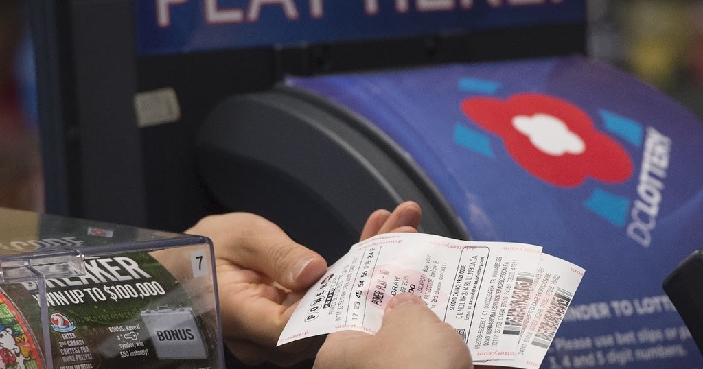 Powerball jackpot climbs to $572 million after no big winner Wednesday; see winning numbers https://t.co/qMnZNbPCjr https://t.co/qe9sm12LcX