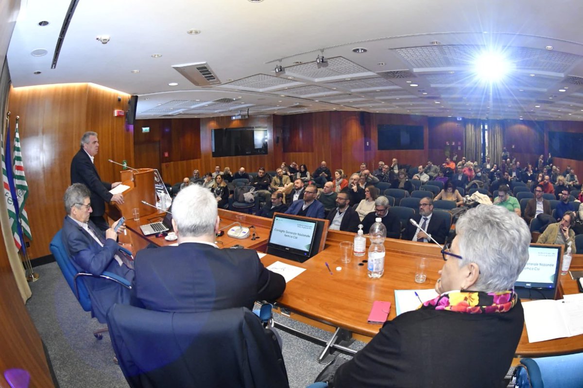 CislNazionale's tweet photo. “Tutte le forze politiche, sociali, istituzionali devono ritrovarsi in un perimetro di responsabilità verso un nuovo patto anti-inflazione. La storia ci insegna che di fronte a problemi sistemici dobbiamo ‘fare sistema’”: #LuigiSbarra al CG della @FemcaCISL del #26gennaio https://t.co/dtGn95OLW7