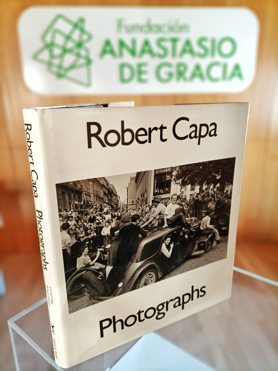 FundacionLito's tweet image. Nuestra Biblioteca adquiere ROBERT CAPA. PHOTOGRAPHS, publicado por @AAKnopf, N. York, en 1985, y editado por Cornell Capa y Richard Whelan.
Es el primer libro que reunió una representación de la obra completa del fotógrafo húngaro —del que celebramos su 110 cumpleaños—.