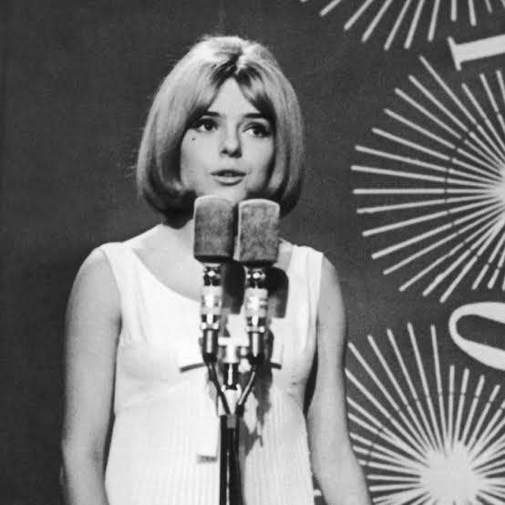 She lives in my head; 
rent free. ❤️🎶
#frenchpop #FranceGall