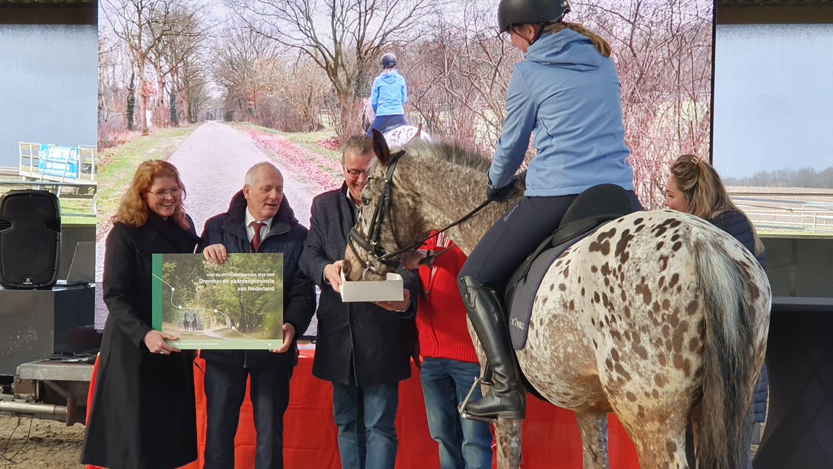 Aanwezig bij overhandiging visie hippische recreatie voor borgen en doorontwikkeling ruiter-en menroutes in #oerprovinciedrenthe