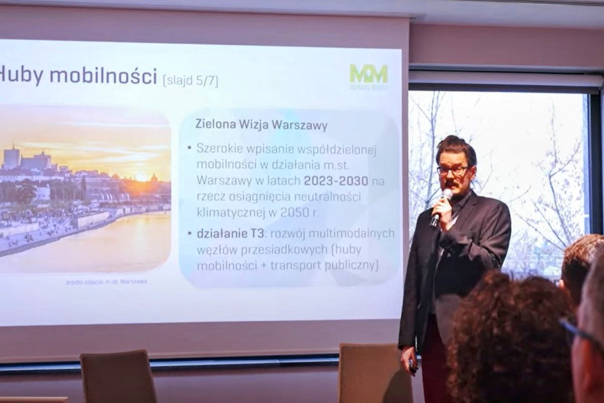 HubyMobilnosci's tweet photo. Dostępna jest już wideorelacja z konferencji "Wyzwania dla Służewca", której byliśmy partnerem, a którą fantastycznie zorganizował #LepszySłużewiec. Nasz wkład to oczywiście multimodalne Huby Mobilności dla pojazdów współdzielonych 🚲🛴🛵🚗🚕

➡️ https://t.co/VShFWNj29O https://t.co/p4lwMYdH6y
