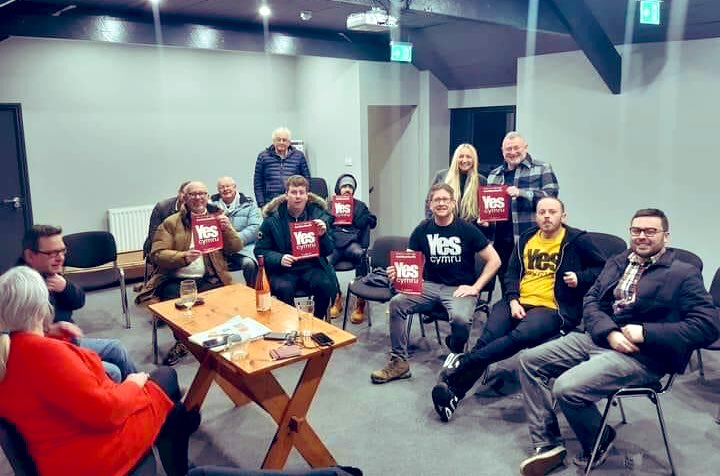 A small, informal delegation from YesCaerdydd went to support the re-launching of @YesPontypridd last night at @ClwbYBont We are looking forward to build a strong working relationship with all groups in the south central region. Good luck and see you soon. #indyWales 🏴󠁧󠁢󠁷󠁬󠁳󠁿