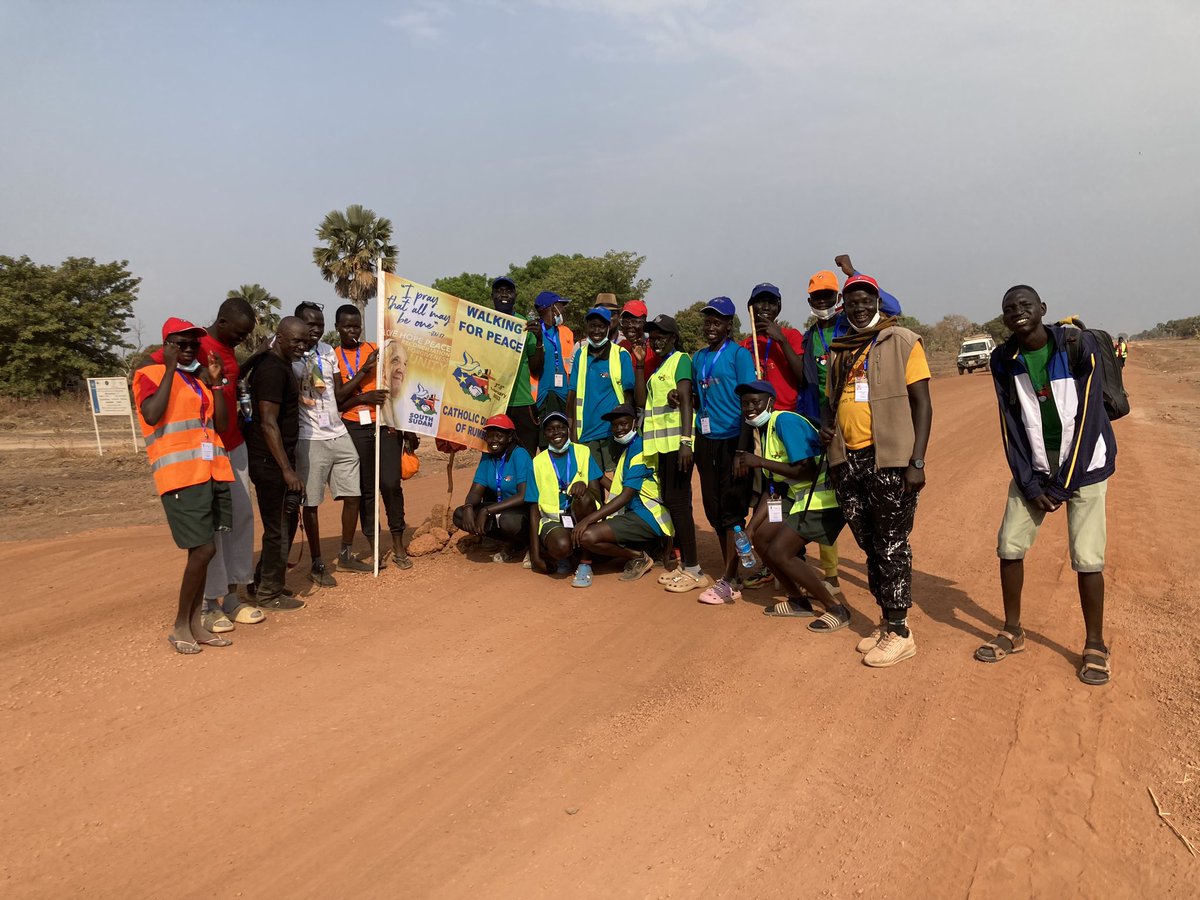 orlamtreacy's tweet image. Day 2 to Pacong. Wonderful welcome to Rumbek East with the community elders, women and children all joining us on the way 🇸🇸🚶🏿