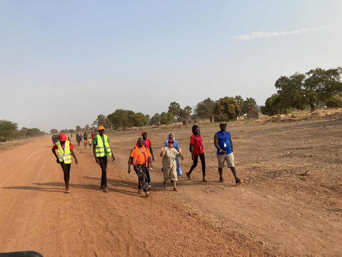 orlamtreacy's tweet image. Day 2 to Pacong. Wonderful welcome to Rumbek East with the community elders, women and children all joining us on the way 🇸🇸🚶🏿