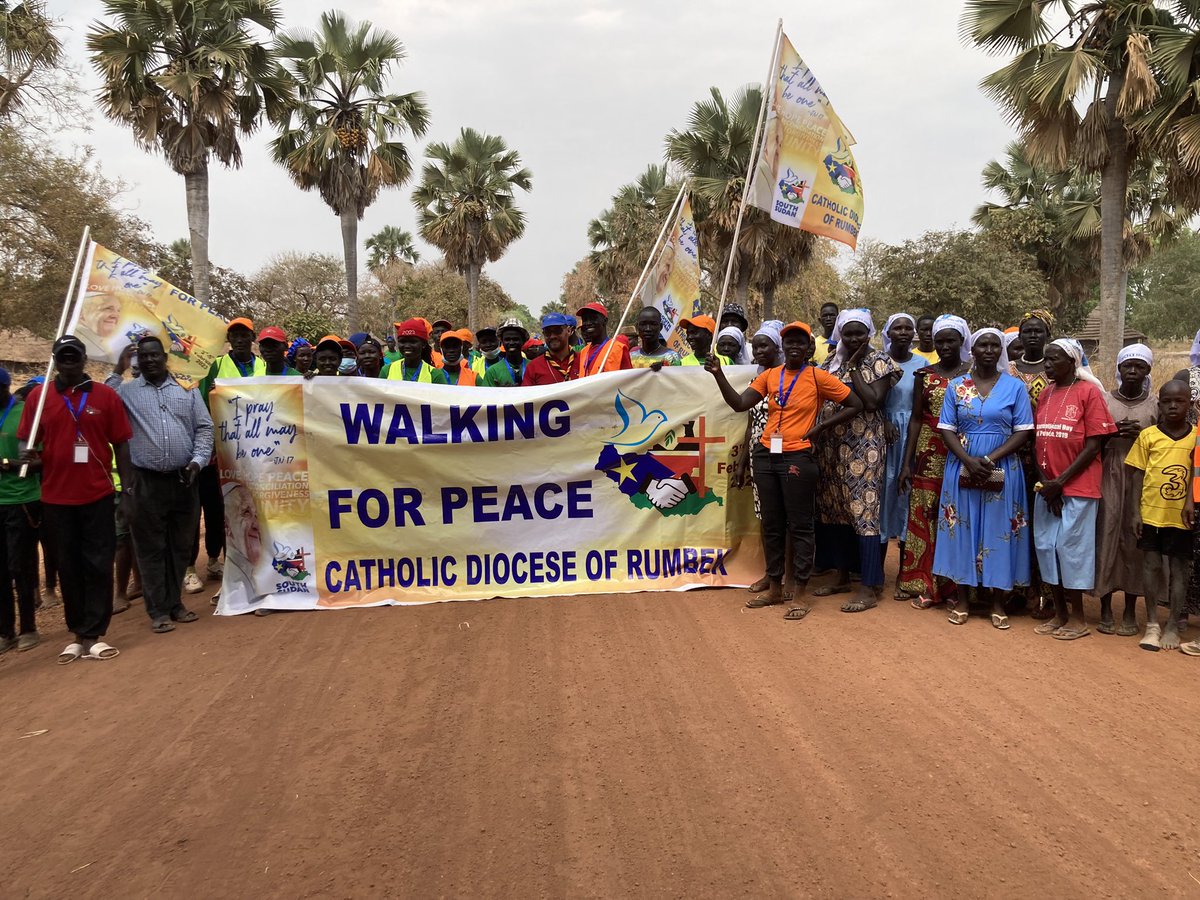 orlamtreacy's tweet image. Day 2 to Pacong. Wonderful welcome to Rumbek East with the community elders, women and children all joining us on the way 🇸🇸🚶🏿