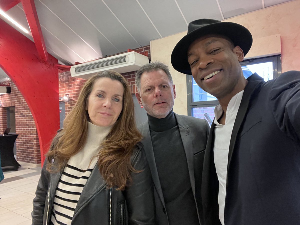 Septlieux's tweet image. Fin de la dernière cérémonie des vœux 2023 de Pas de Calais habitat. Merci à Pat caricaturiste, facilitateur graphique pour sa participation active lors de la plénière et sa dispo pour croquer les salariés de PDHC lors du cocktail.#événementiel #communication ⁦@Septlieux⁩