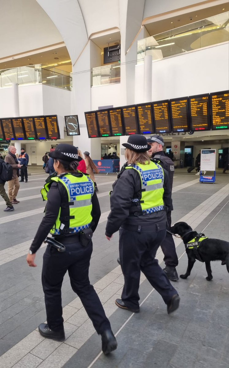 Ch Supt England <a href="/BTPSuptEngland/">Chief Supt Sandra England</a> has been out briefing her teams, engaging with the public &amp; improving public confidence in the police. 
#NeighbourhoodPolicingWeek is a key date in the diary to highlight the great work our officers do every day right across the rail network.