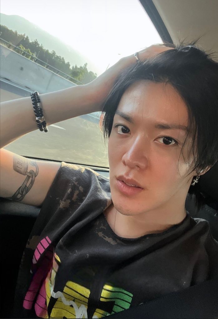 nctranslate's tweet image. YUTA disse que a tattoo no seu braço foi dedicada ao 127 🥺 foi um agradecimento por sua equipe que é a razão pela qual ele pode estar onde está agora! ele não quer se arrepender de estar com eles como um time e tem orgulho de quem faz parte do NCT 127

#YUTAatHome