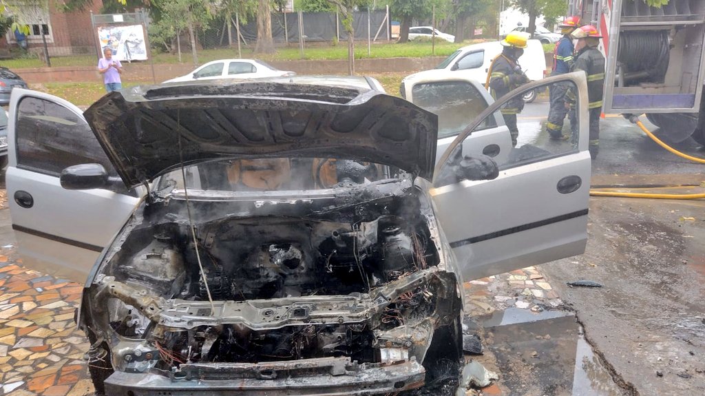 dantrila's tweet photo. #Ahora incendio de vehículo en diagonal Dellepiane y Ameghino. Un Chevrolet Corsa se incendió quedando gravemente afectada toda la parte del motor.  Bomberos Voluntarios de #Campana móvil 48. Personal de Tránsito señalizó y desvió la circulación vehicular mientras trabajaban. https://t.co/t1RA4QzZNw