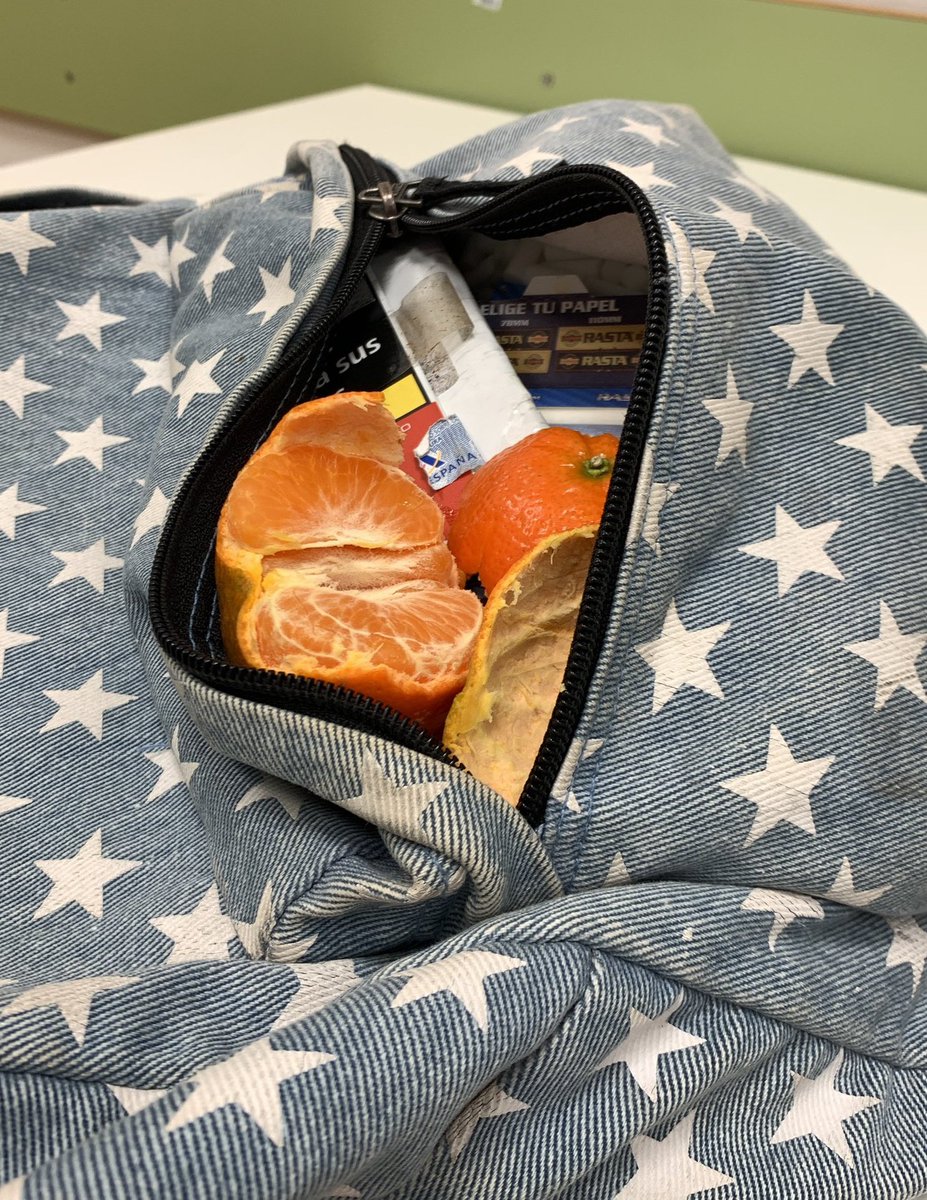 sigarrolopez's tweet photo. la ticher: por que goele tanto a mandarina?

la mochila del weon de ultima fila: https://t.co/JlMugTvM5n