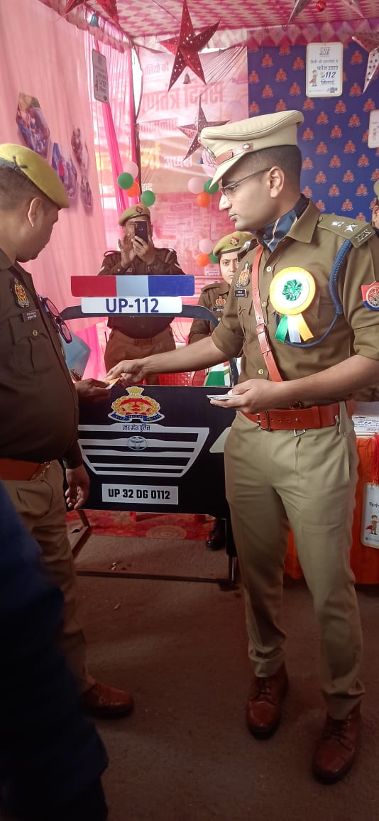 santkabirnagpol's tweet image. जिलाधिकारी @DistrictSant व पुलिस अधीक्षक @santkabirnagpol द्वारा मेहदावल बाईपास चौराहे पर बने डायल-112 के जागरूकता बूथ का फीता काटकर किया गया शुभारम्भ!
"किसी भी आकस्मिक परिस्थिति से बचने के लिएः- फोन उठाएं, 112 मिलाएं.." #UP112
