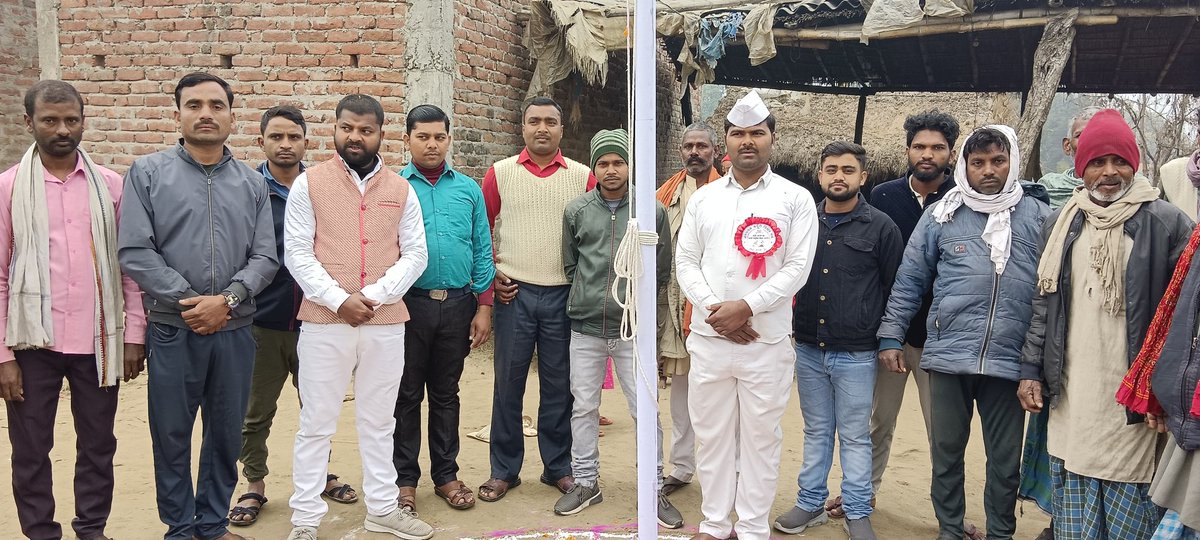 Chandra49759686's tweet photo. अपने निवास नौरंगिया गांव में झण्डातोलन करते हुए। https://t.co/JU4isDF25R