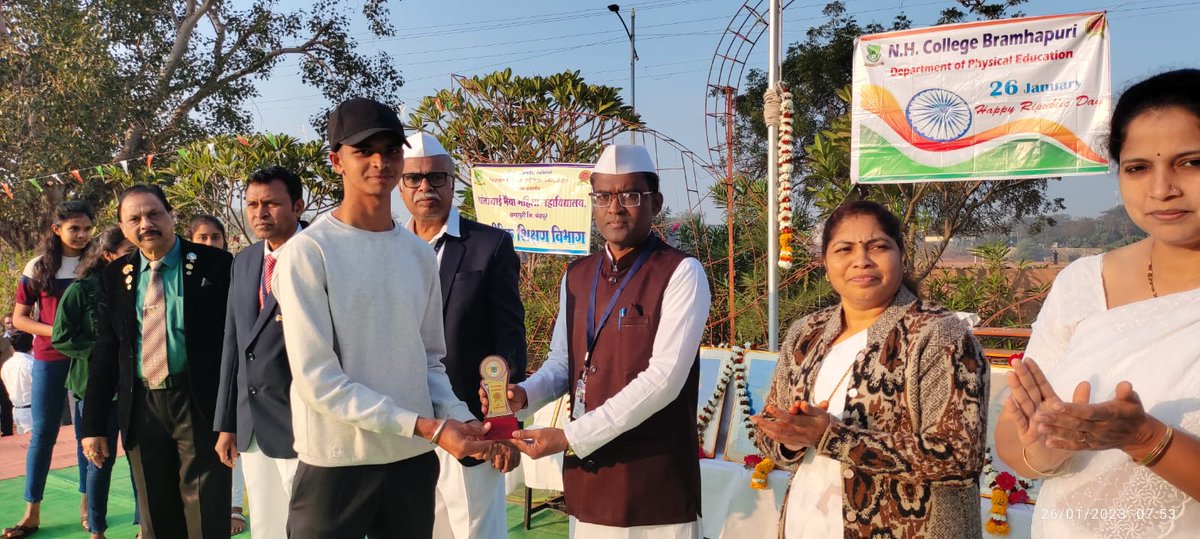 simplyabhie's tweet photo. #NationalCadetCorps
Ex Cadets Vaishnavi Barde, Sumit Mangar, Vaishnavi Pardhi &amp; Mahima Meshram of N H College Bramhapuri under 20 Mah Bn NCC Nagpur were felicitated with NCC Excellence Award on the occassion of Republic Day 2023 for receiving A Grade in C Cert Examination 2022. https://t.co/zriLE0Cyz0