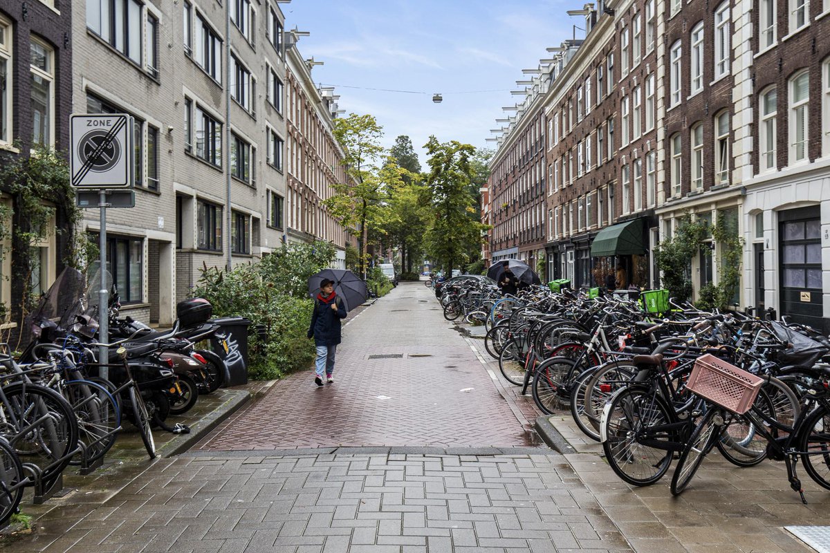 020makelaars's tweet photo. In de bruisende Pijp is dit 3 kamer appartement met ruim balkon beschikbaar gekomen. Het ruime balkon sluit aan bij de woonkeuken waardoor u in de zomermaanden tot s’avonds laat gezellig buiten kunt zitten. 

https://t.co/wCnIufZMrw

#020Makelaars #lomanstraat #makelaar https://t.co/NzyNkasLZt