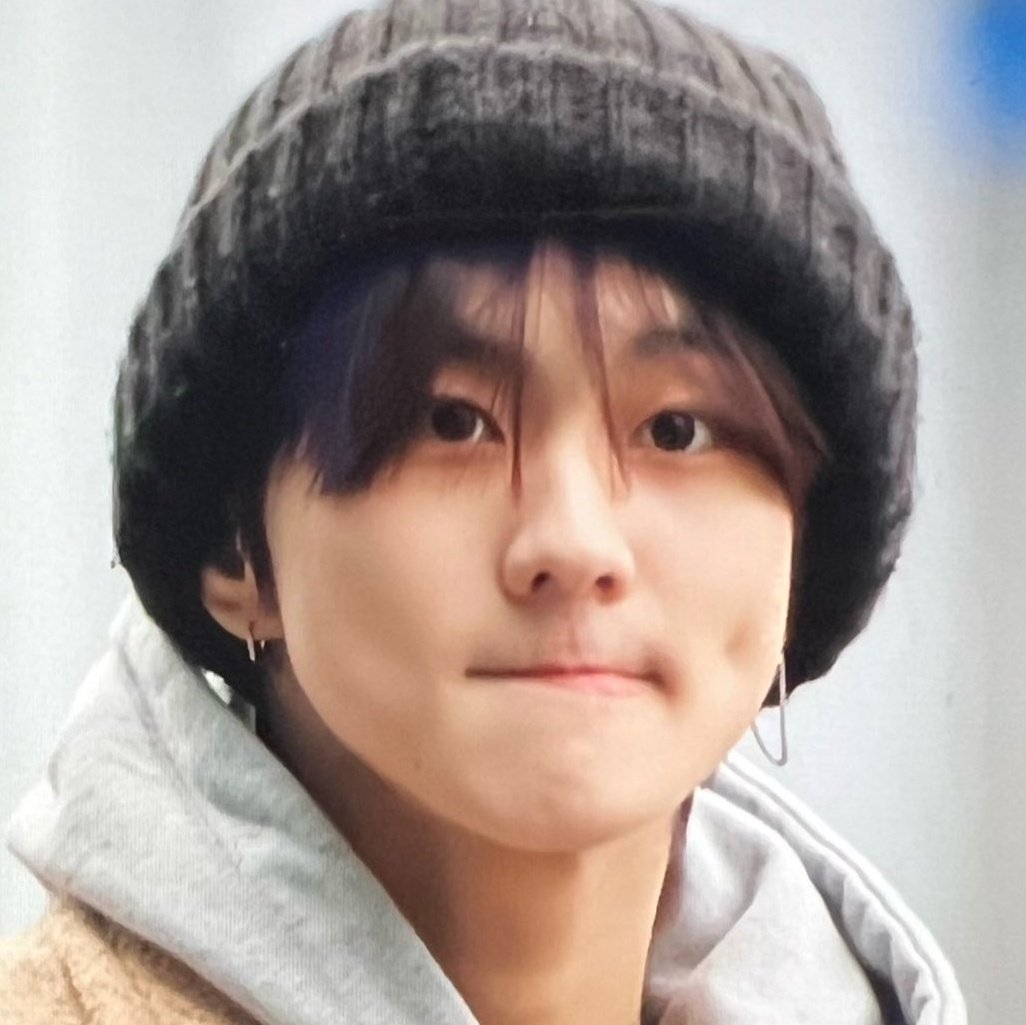 yjwprnts's tweet photo. he looks so round and fluffy :( https://t.co/Qb4VbQPNkG