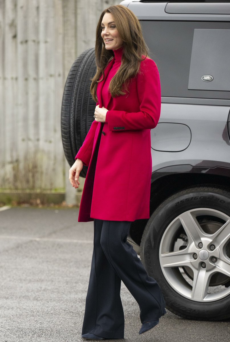 KaiseratCB's tweet photo. Princess Kate &amp; William arrived empty-handed to visit a Windsor food bank https://t.co/pTbOeqEMpI https://t.co/gm0K9w3rWV