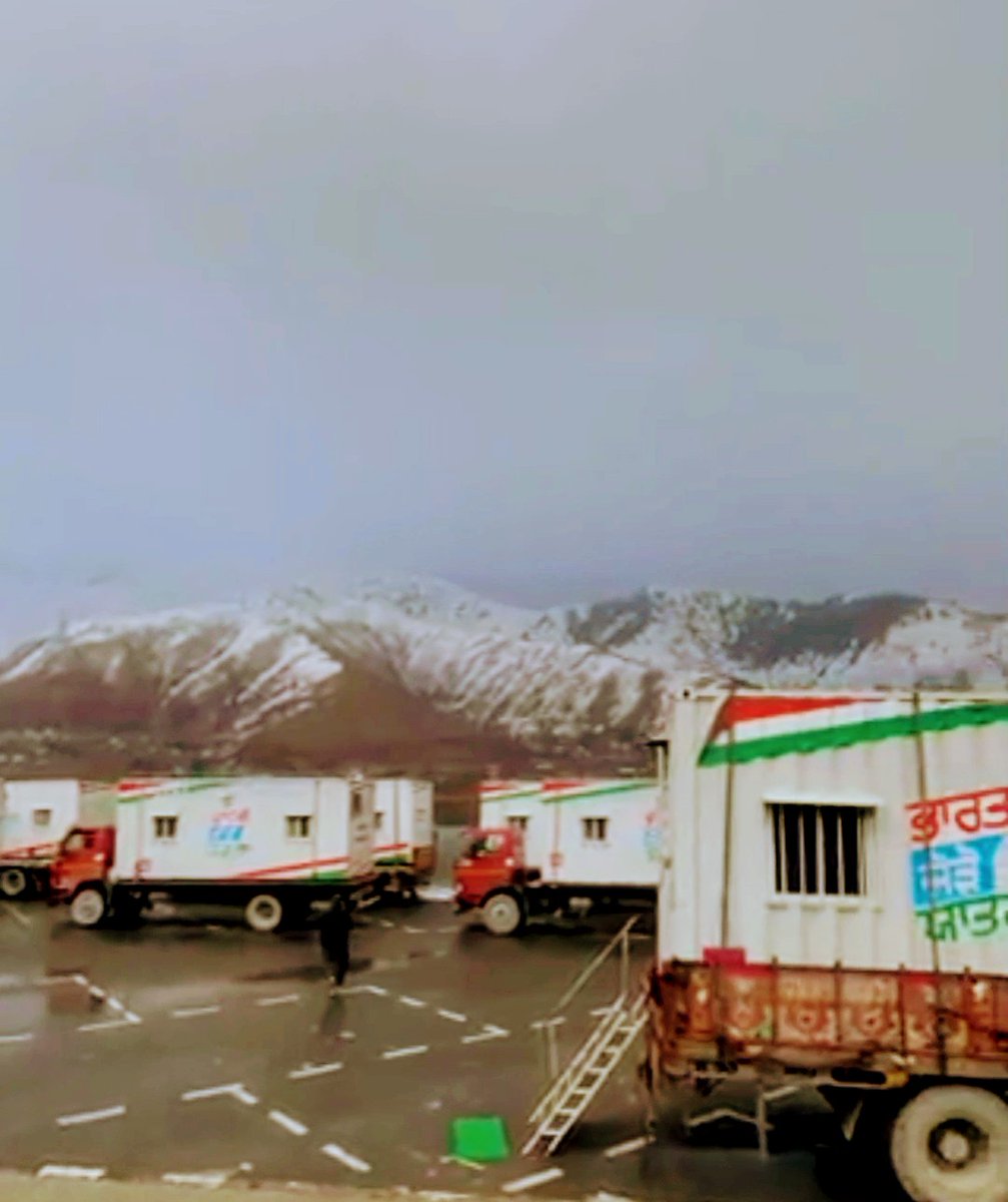 KibaVenisha's tweet photo. The toughest phase of Bharat Jodo Yatra. Rahul Gandhi Ji walking even after Rain, Snowfalls, Landslides and severe cold. https://t.co/NQxKHHvyzq