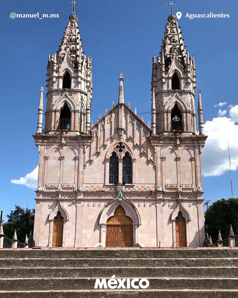 Vista de la imponente arquitectura del Santuario de la Virgen de Guadalupe en #Calvillo. Construido en 1945 con estilo neogótico, este espacio religioso rinde honor a su patrona: la Virgen de Guadalupe 🤍 📸 @manuel_m.mx #VisitMéxico