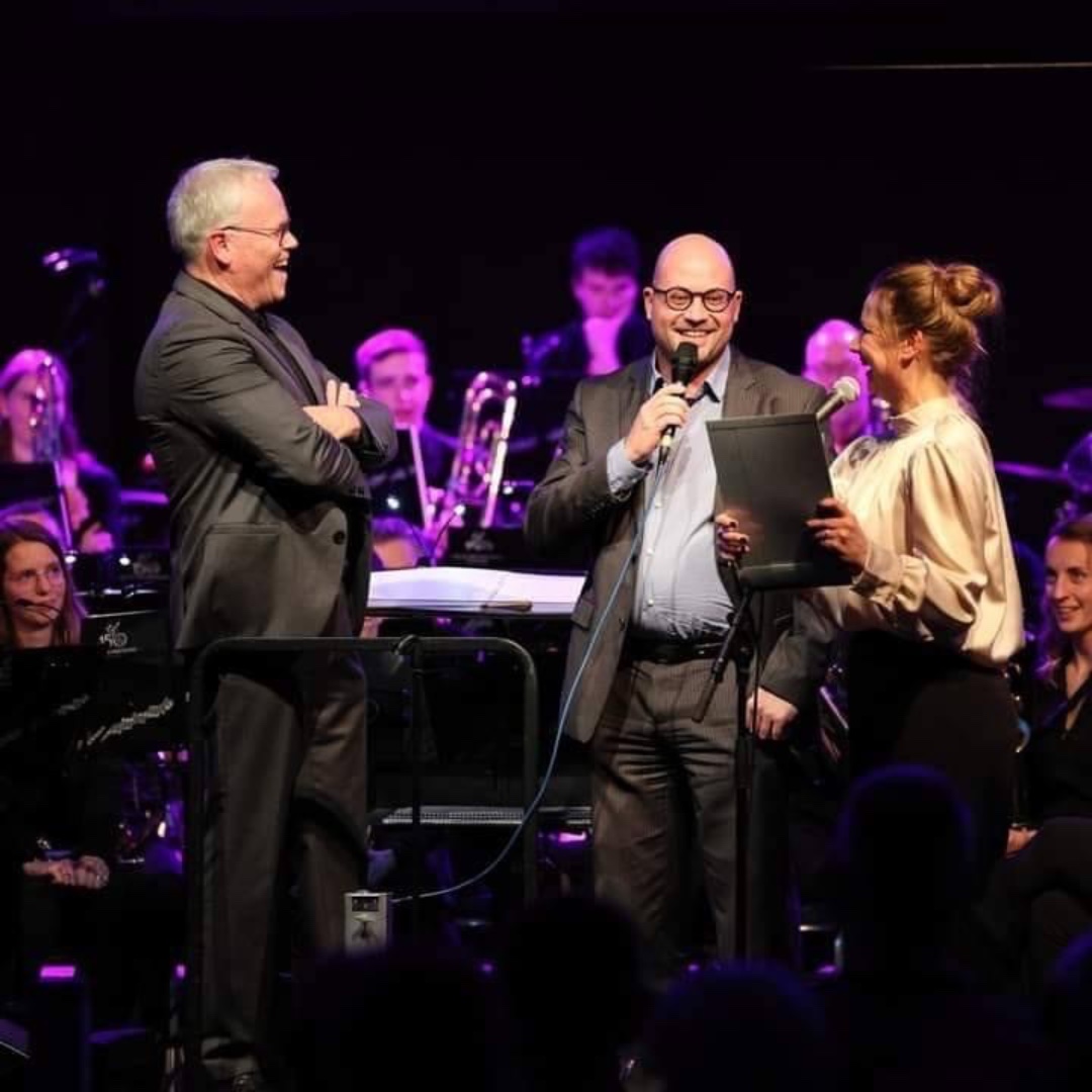 kev_houben's tweet photo. fantastische avond en top première van mijn nieuwste creatie samen met #tijmenbotma en familie!
wat een bijzondere gebeurtenis om hieraan te mogen meewerken!
#bijzondereontmoetingen #topdirigent https://t.co/RLiFZHAPwV