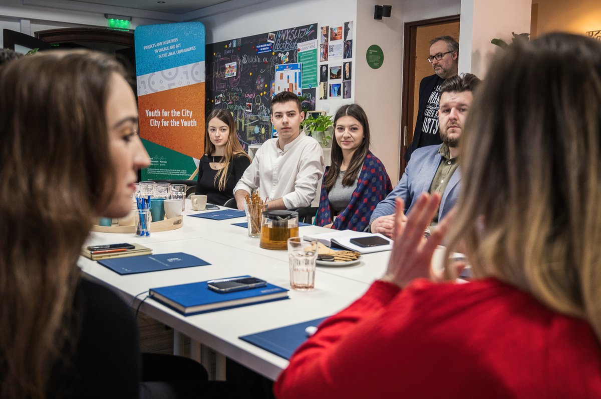 Miasto_Lublin's tweet photo. Rada Studentów Lublina włącza się w działania w ramach obchodów Europejskiej Stolicy Młodzieży Lublin 2023. Jej nowi członkowie z ramienia uczelni i organizacji studenckich otrzymali dziś oficjalne nominacje. #MiastoLublin #ilovelbn #LublinIsYOUth #StudyInLublin #ESM23 https://t.co/pLS2WBc0tP