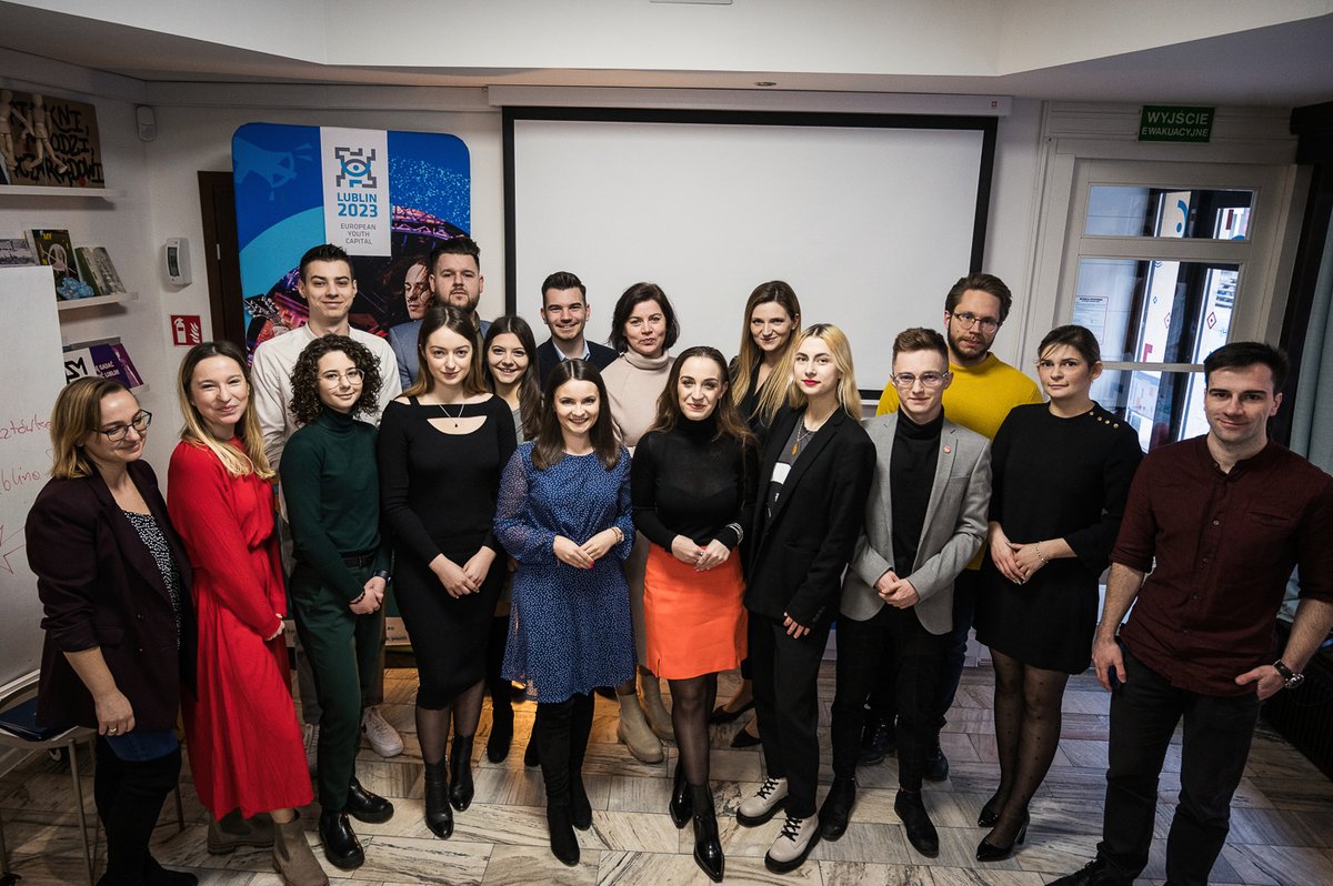 Miasto_Lublin's tweet photo. Rada Studentów Lublina włącza się w działania w ramach obchodów Europejskiej Stolicy Młodzieży Lublin 2023. Jej nowi członkowie z ramienia uczelni i organizacji studenckich otrzymali dziś oficjalne nominacje. #MiastoLublin #ilovelbn #LublinIsYOUth #StudyInLublin #ESM23 https://t.co/pLS2WBc0tP