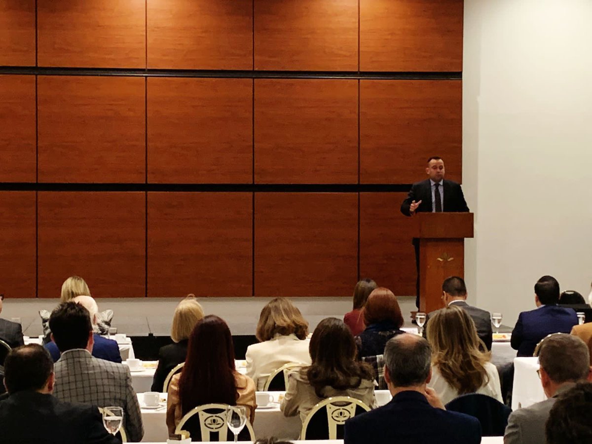 MintrabajoCol's tweet photo. #AEstaHora El Viceministro de Relaciones Laborales e inspección @PalmaEdwin presenta ante 200 empresarios/as del @ForoPresidentes los 18 puntos que contendrá la #ReformaLaboral https://t.co/eQ7aJtKrOR