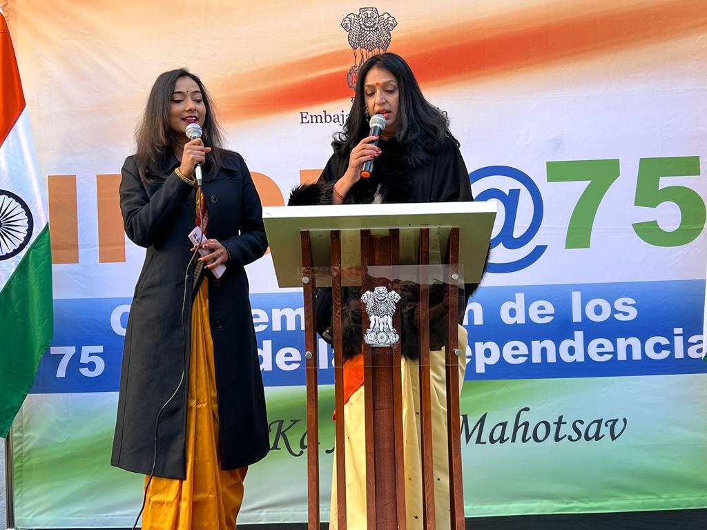 IndiainSpain's tweet photo. Celebración del 74º Día de la República en @IndiainSpain. El embajador @DineshKPatnaik desplegó la bandera nacional, leyó el discurso del honorable presidente de la India a la nación y exhortó a la diáspora y a los amigos de la India a trabajar por las relaciones entre IN y ES. https://t.co/gpXohXXFfl