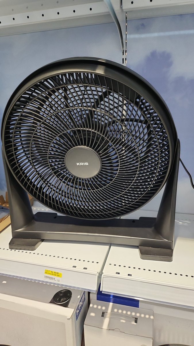 Beli kipas meskipun kamar udah ada ac 🤣