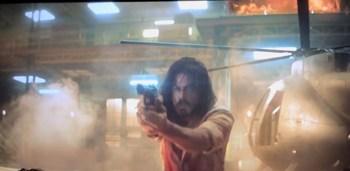 KushanNandy's tweet image. Nothing can unite people and a nation like cinema. Nothing else can spread so much of happiness and love. Thank you #ShahRukhKhan 
.
This #Pathaan is on fire. @iamsrk