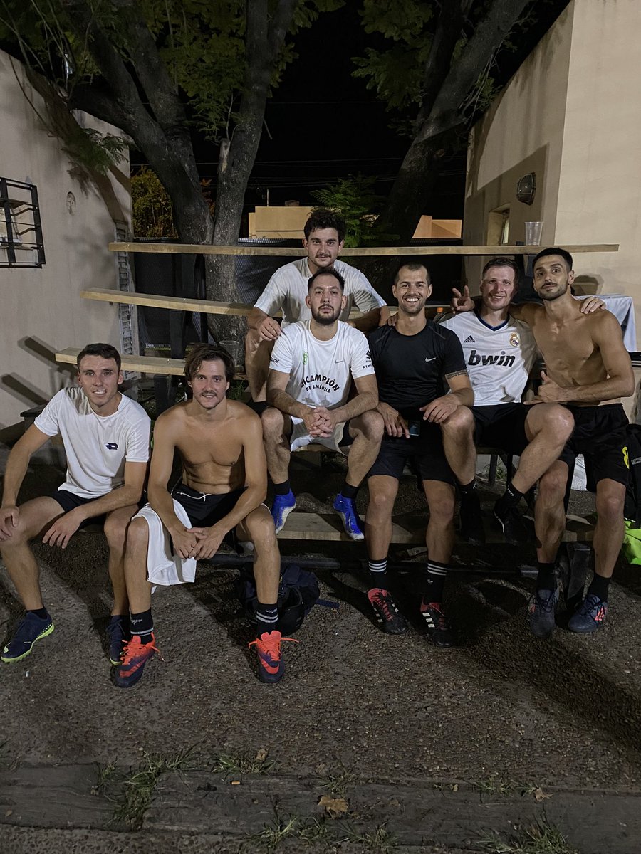 Losbusk2's tweet photo. ⚽️🍾 @Santi_deMaria @mateobainotti  @PotyLardizabal1 @ber_maccio @octipautassi @ValenDiBenedett @leacornara18 @MaxiHalpin https://t.co/Nk117a1U1B