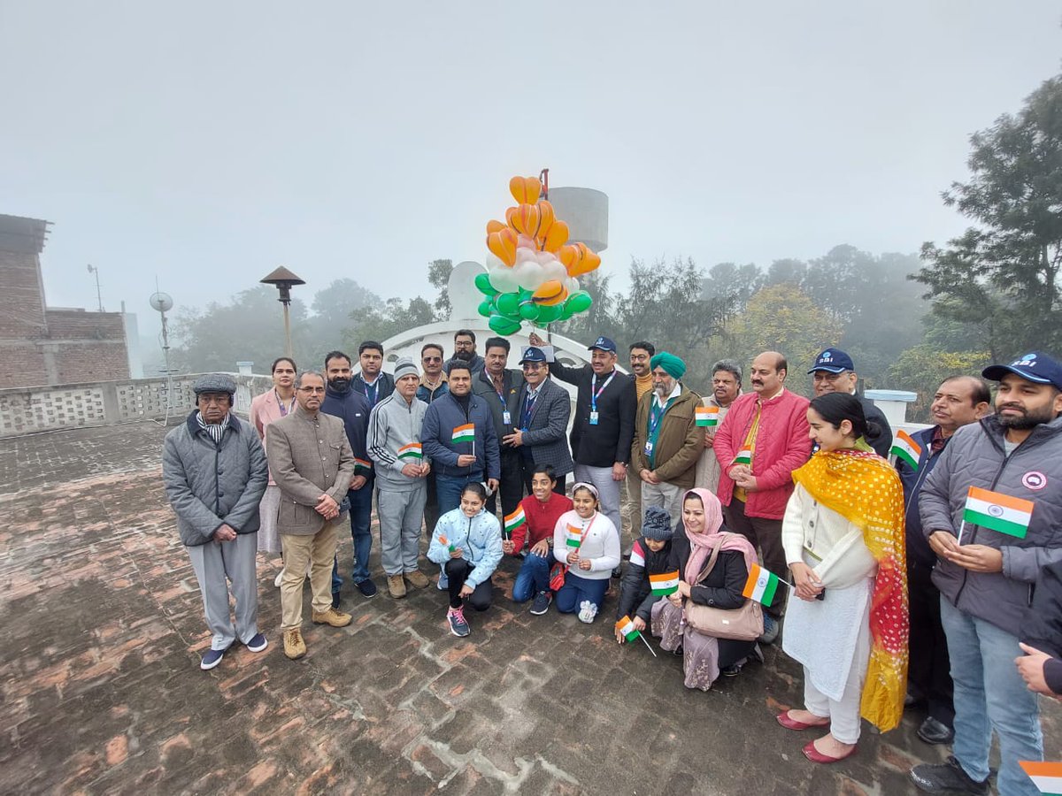 vatsa74's tweet photo. Republic Day Celebration at @TheOfficialSBI Hoshiarpur
Pledge taken #Nationfirstcharactermust.
@CGMSBICha https://t.co/IXMAi2KN6p